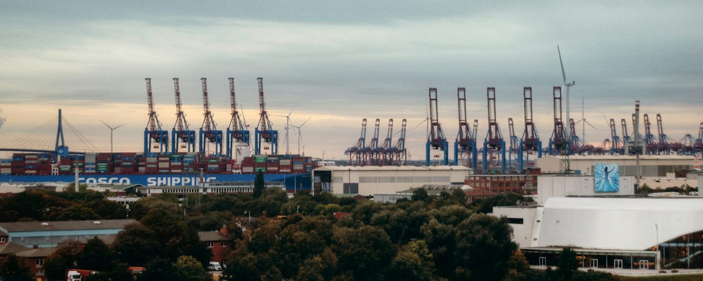 Logistik im Hamburger Hafen: Containerentladung und professionelle Lagerlogistik Hamburg
